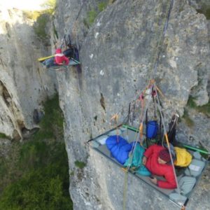 Saussois, nuit insolite : dormir suspendu en paroi sur un portaledge