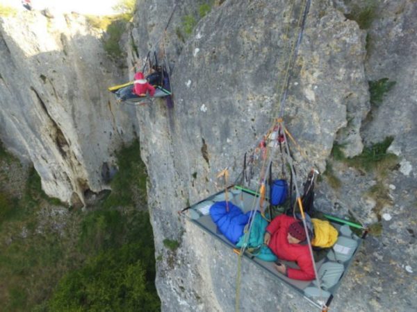Saussois, nuit insolite : dormir suspendu en paroi sur un portaledge