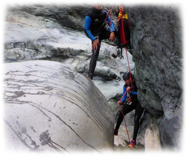 Descente en rappel en canyoning