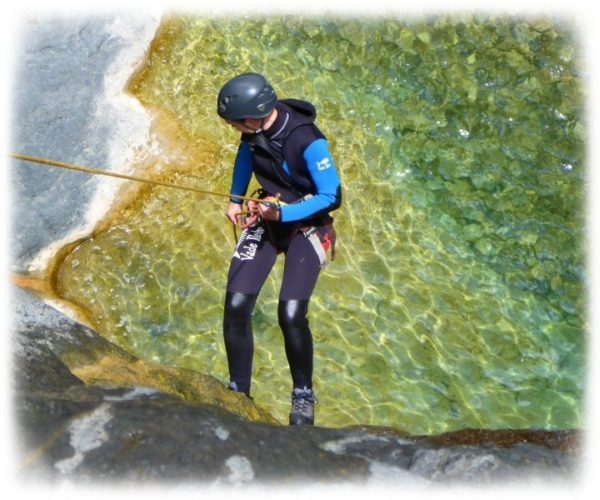 Descente en rappel au dessus d'une eau turquoise à La Réunion