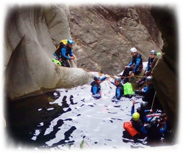 Vasque suspendue dans le canyon de Fleurs Jaunes