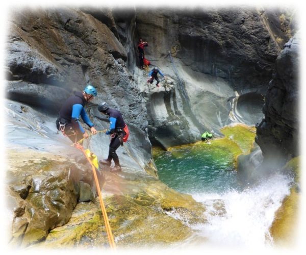 Olivier encadre un débutant en canyoning