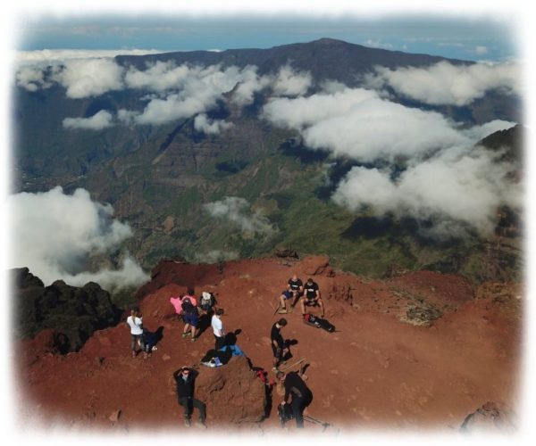 Notre drone survole le groupe au sommet du piton des neiges