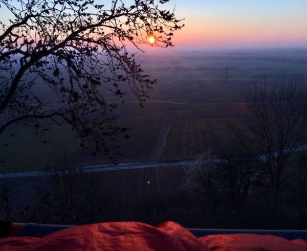 Sur nos portaledges, au chaud dans les duvets, nous admirons le lever de soleil