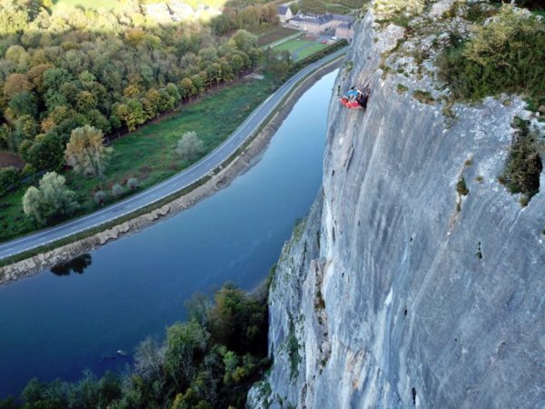 Nous surplombons la Meuse depuis nos portaledges