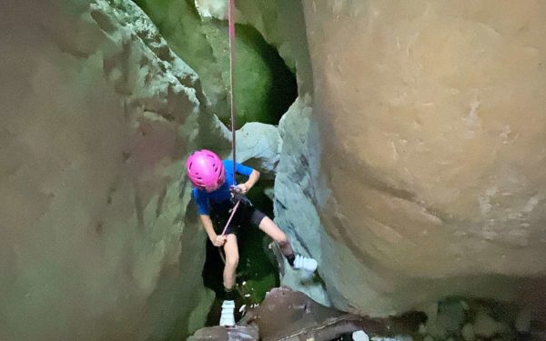 Descente en rappel facile avec les enfants dans le canyon du Pont des Oules