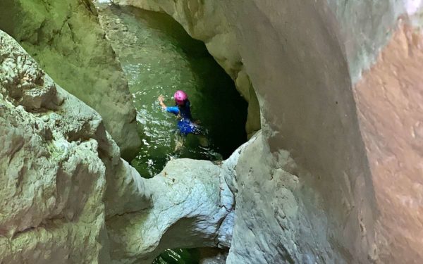 Petit saut dans le canyon du Pont des Oules situé dans la Drôme