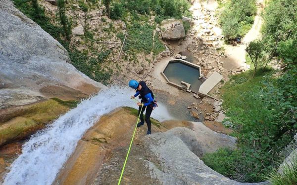 Descente en rappel de 60m dans le canyon des Écouges 1 près de Grenoble