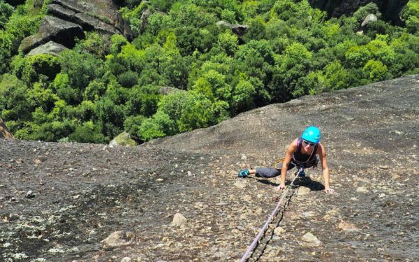 Escalade dans les Météores en Grèce : de la grimpe atypique sur du conglomérat.