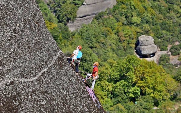 Relai en grande-voie d'escalade dans les Météores.