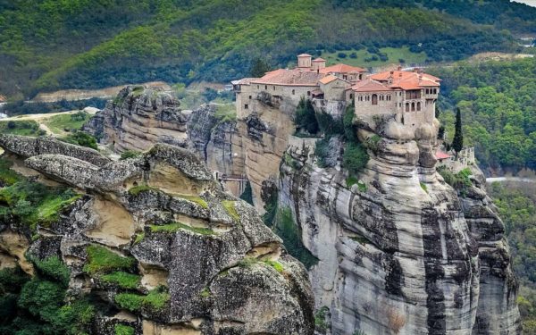 L'escalade est interdite sur les piliers où se trouvent les monastères.