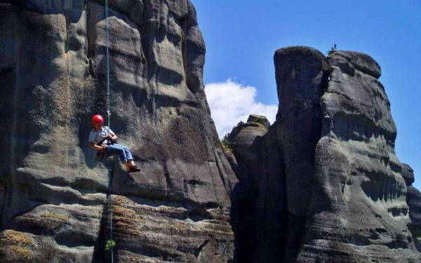 Descente en rappel dans une grande voie d'escalade dans les Météores.