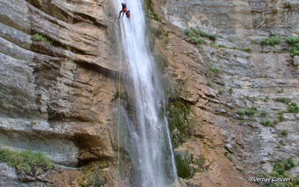 La descente en rappel de 60 mètres dans le canyon des Ecouges