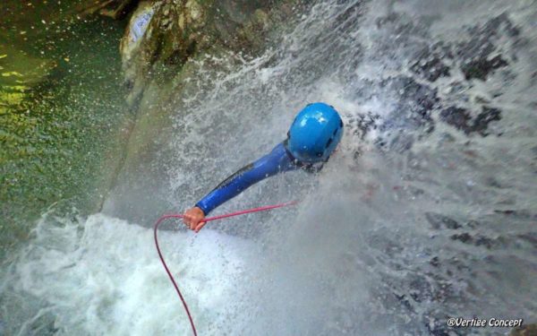 Descente en rappel très arrosé dans le canyon des Ecouges