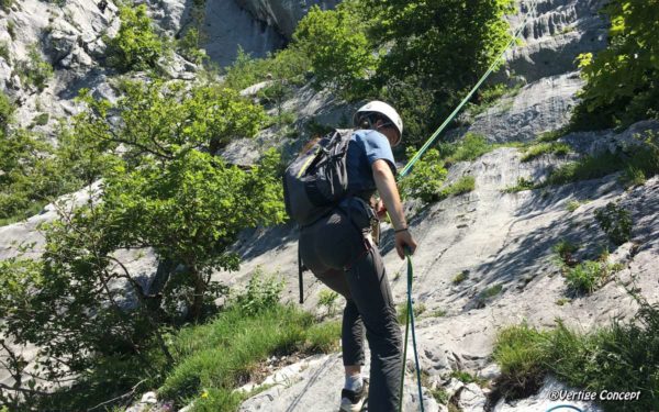 Initiation à la grande-voie d'escalade à Annecy avec une guide