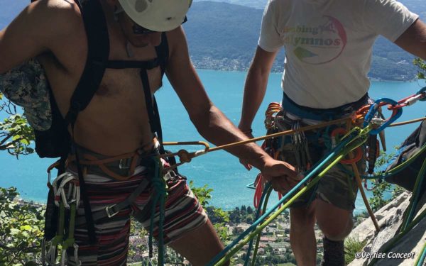 Apprendre à faire un relais en grande voie d'escalade à Annecy