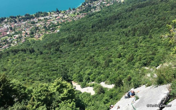 Stage d'initiation à la grande voie avec un moniteur autour du lac d'Annecy