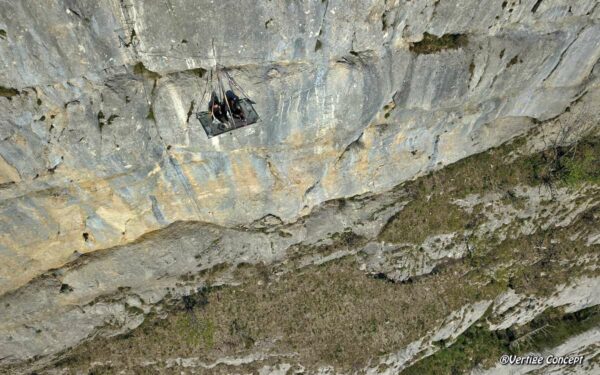 Dormir suspendu sur un portaledge dans le Vercors