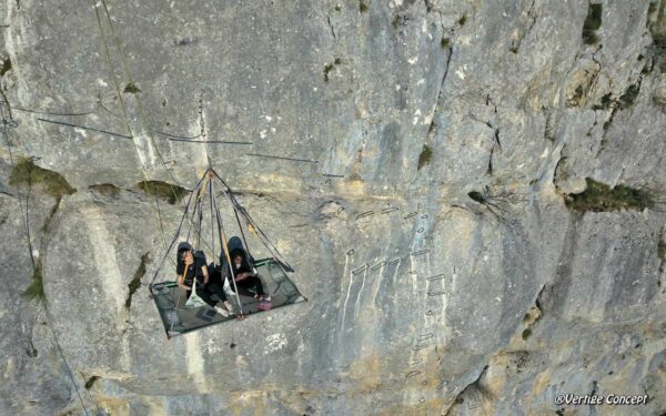 Portaledge suspendu sur une falaise dans la Drôme