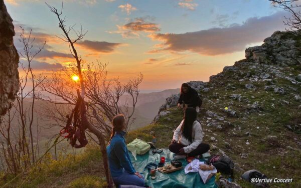 Repas en falaise face au coucher de soleil dans le Vercors