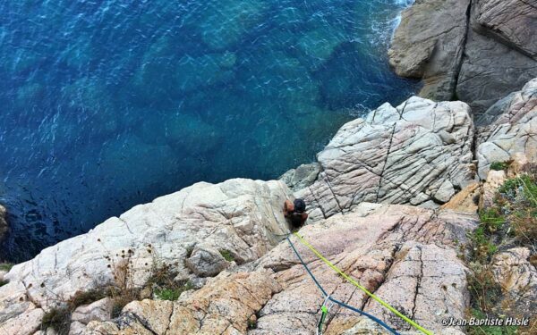 Grande voie facile au-dessus de la mer en Corse