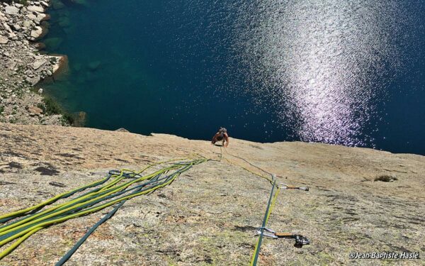 Grande voie d'escalade facile dans la vallée de la Restonica près de Corte en Corse