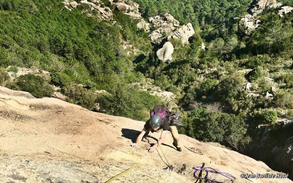 Escalade en grande voie sur le granit de Bavella en Corse