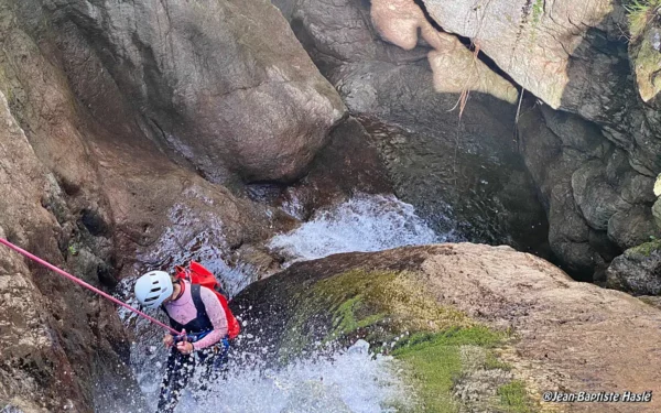 Initiation au rappel dans le canyon de Spiccia Rossa près de Calvi en Corse du nord