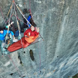 En pleine falaise sur un portaledge