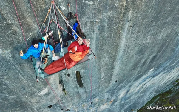 En pleine falaise sur un portaledge