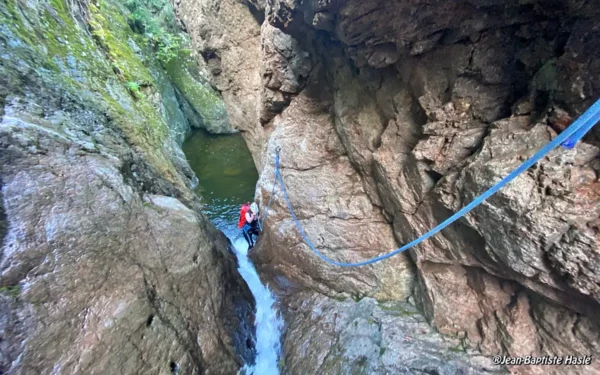 Une descente de canyon unique près de Calvi en Corse