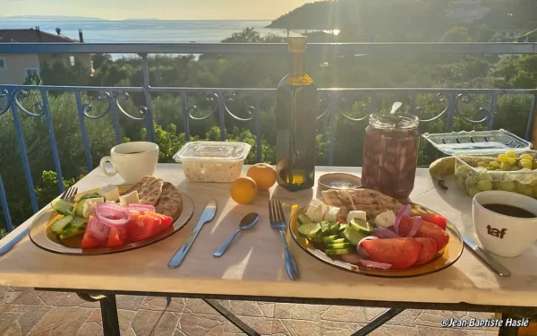 Petit déjeuner pris face à la mer dans notre appartement