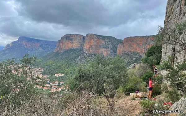 Les falaises d'escalade au-dessus de Leonidio