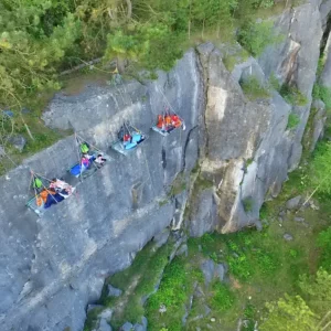 Nuit insolite à Lérouville dans la Meuse : dormir sur un portaledge suspendu en falaise