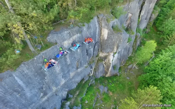 Nuit insolite à Lérouville dans la Meuse : dormir sur un portaledge suspendu en falaise