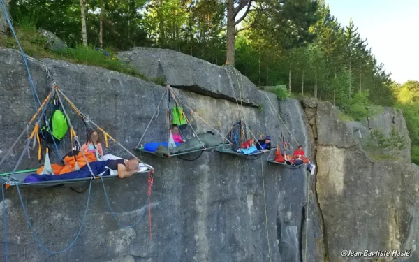 Portaledges suspendus aux falaises de Lérouville